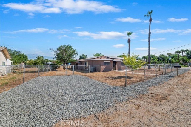 Detail Gallery Image 2 of 36 For 9567 51st St, Jurupa Valley,  CA 92509 - 6 Beds | 4 Baths
