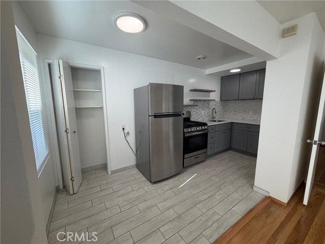 Detail Gallery Image 7 of 13 For 4806 Clarke St #2,  Oakland,  CA 94609 - 1 Beds | 1 Baths