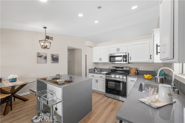 1472 Bedford Avenue, Rosamond CA: https://media.crmls.org/medias/d673beef-3417-4f26-be53-264ee7a6a6fa.jpg