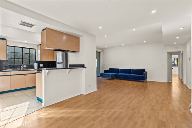 Detail Gallery Image 5 of 20 For 4430 Noble Ave #208,  Sherman Oaks,  CA 91403 - 2 Beds | 2 Baths