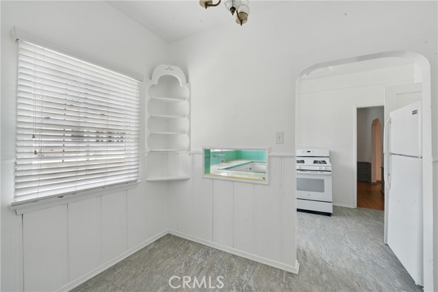 1327 S Burnside Avenue, Los Angeles CA: https://media.crmls.org/medias/d67721b9-aaee-4266-bebd-10151544b052.jpg