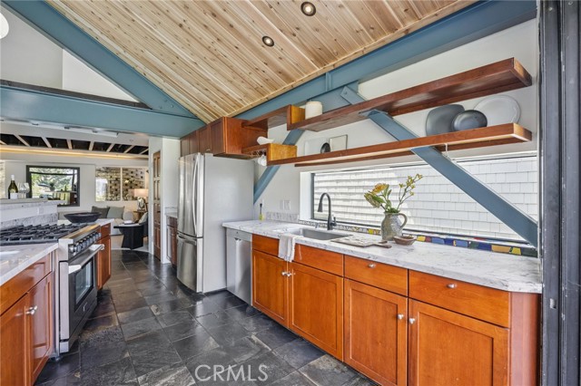 686 Diamond Street, Laguna Beach CA: https://media.crmls.org/medias/d67b642b-6a64-4c46-b255-e5febb3a275d.jpg