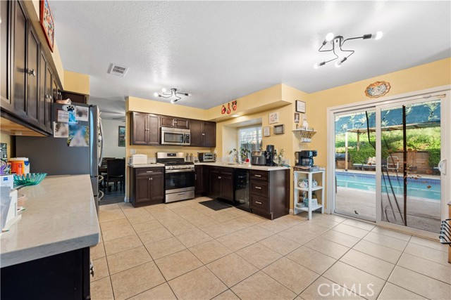 7726 Whitney Drive, Jurupa Valley CA: https://media.crmls.org/medias/d67ce509-43b4-470b-a9a9-b7811ccd9bef.jpg