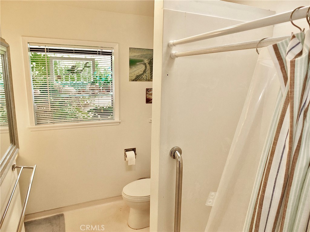 https://media.crmls.org/medias/d67f8d8e-aa0f-42e3-941b-2addb1241075.jpg?preset=X-Large