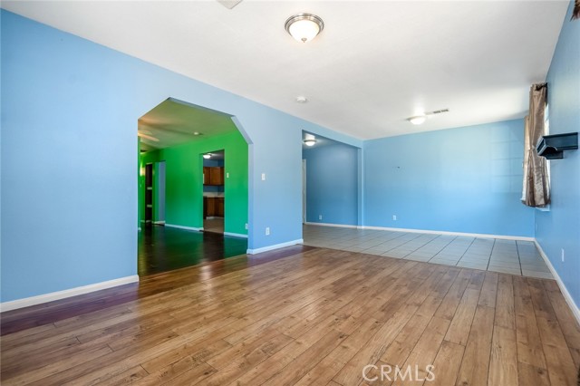 361 N B Street, Tulare CA: https://media.crmls.org/medias/d6808923-8e8e-4378-b4b8-3b0dffe89b2b.jpg