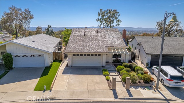 22911 Via Santiago, Mission Viejo CA: https://media.crmls.org/medias/d6813e6d-eda5-4b48-96a1-c34d3d80854e.jpg