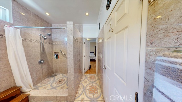 5854 Woodlawn Avenue, Los Angeles CA: https://media.crmls.org/medias/d68390a5-ef83-4b1b-adba-8ba1ed9be3e0.jpg
