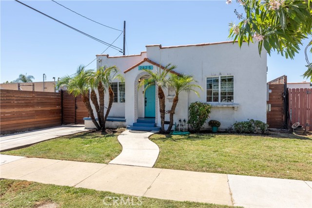 2625 Myrtle Ave, Signal Hill CA: https://media.crmls.org/medias/d685aaeb-7ec2-4f35-80e7-d1e5b20b90ba.jpg