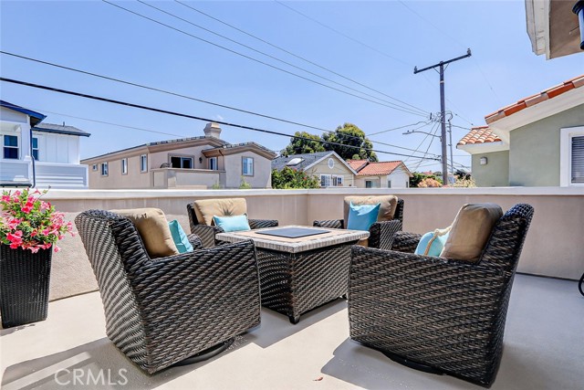 Detail Gallery Image 14 of 34 For 506 N Lucia Ave #B,  Redondo Beach,  CA 90277 - 4 Beds | 3 Baths