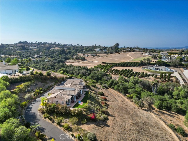 255 Puerta De Lomas, Fallbrook CA: https://media.crmls.org/medias/d68c576d-4bf2-4610-9ef7-1d564f0a63fa.jpg