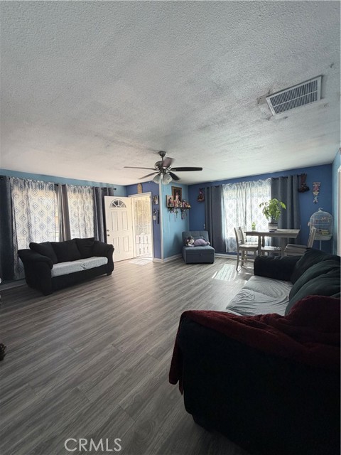 Detail Gallery Image 3 of 13 For 45015 11th, Lancaster,  CA 93534 - 2 Beds | 2 Baths