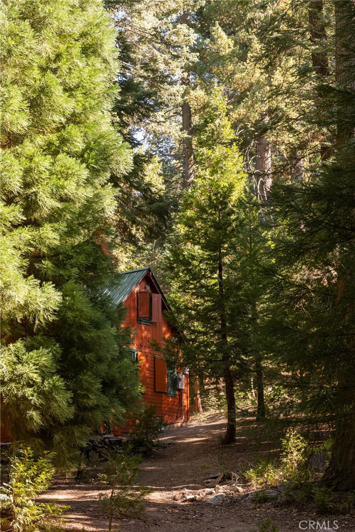 https://media.crmls.org/medias/d6902d36-0e74-49b1-a487-aa5c4e9fd580.jpg?preset=X-Large