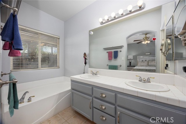 5510 Edge Water Court, Bakersfield CA: https://media.crmls.org/medias/d6910102-b136-40f6-976d-d415c2cbbdd0.jpg