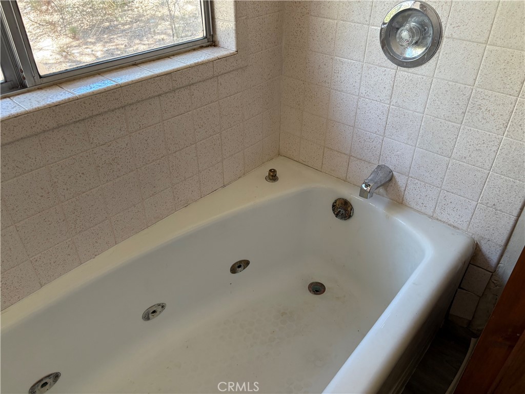 https://media.crmls.org/medias/d692a10b-c074-4779-b77e-69d61271376b.jpg?preset=X-Large