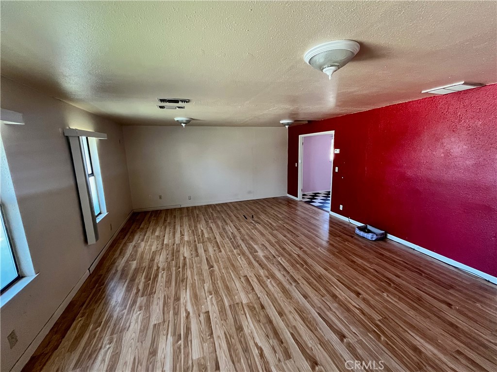 https://media.crmls.org/medias/d692edc8-1894-424d-8789-8499107a4c42.jpg?preset=X-Large