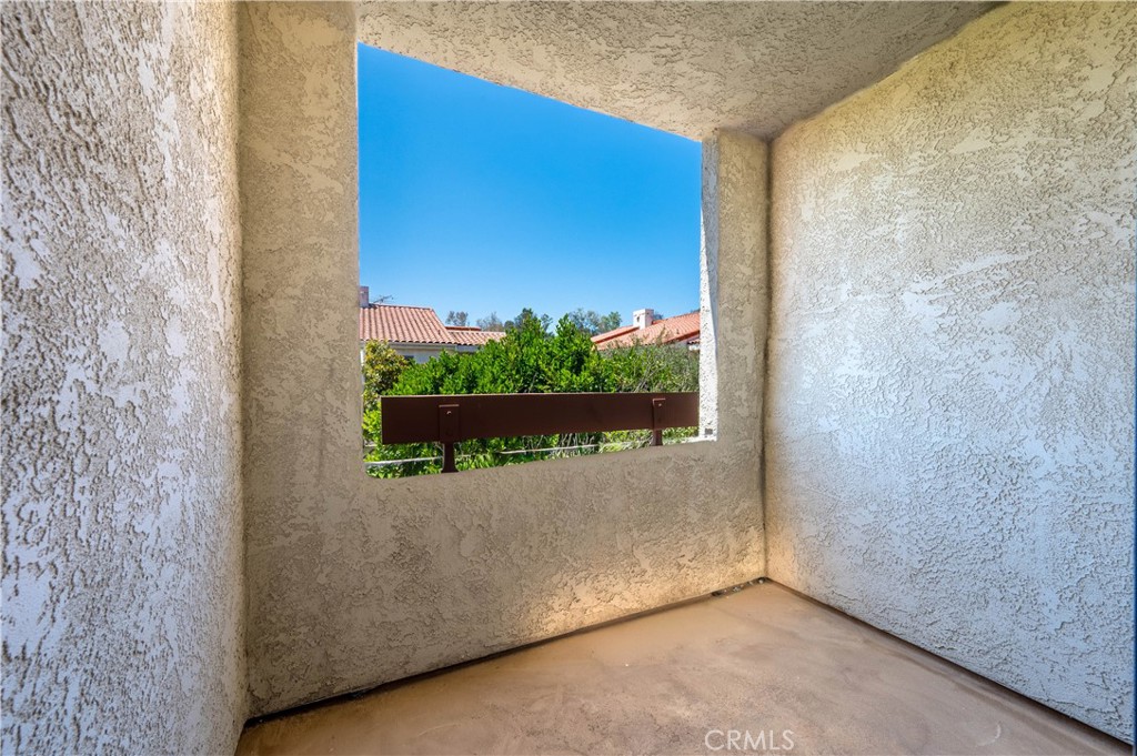 https://media.crmls.org/medias/d693cfe3-5226-41a0-8bbd-5976681ca295.jpg?preset=X-Large