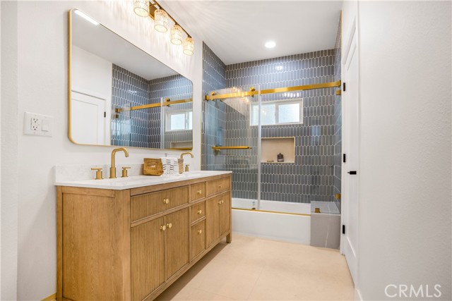 1270 W 19th Street, Long Beach CA: https://media.crmls.org/medias/d69c6ff5-4911-4b56-a51d-6ec900aa3835.jpg