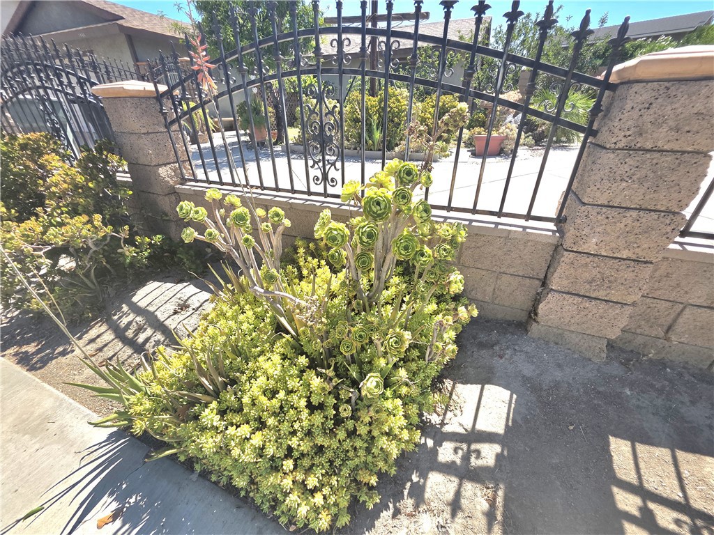 https://media.crmls.org/medias/d69f2e4e-c8e9-4551-b01d-7acc80bcea14.jpg?preset=X-Large