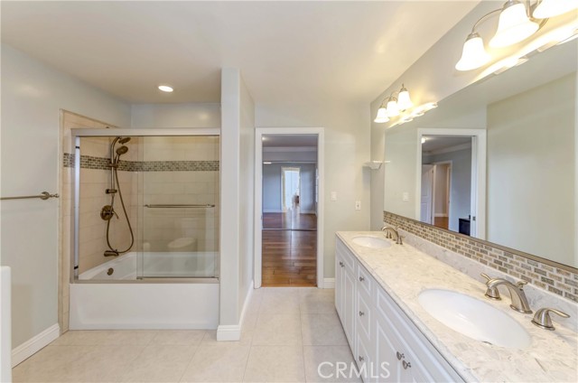 Bathroom #2 (jack & jill)