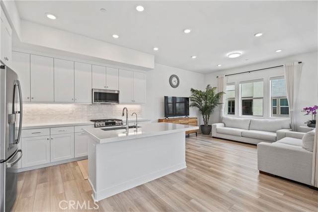1698 Hollyleaf Ter, Montebello CA: https://media.crmls.org/medias/d6a46a59-b5a6-4ab5-bf45-f4d30ee22833.jpg