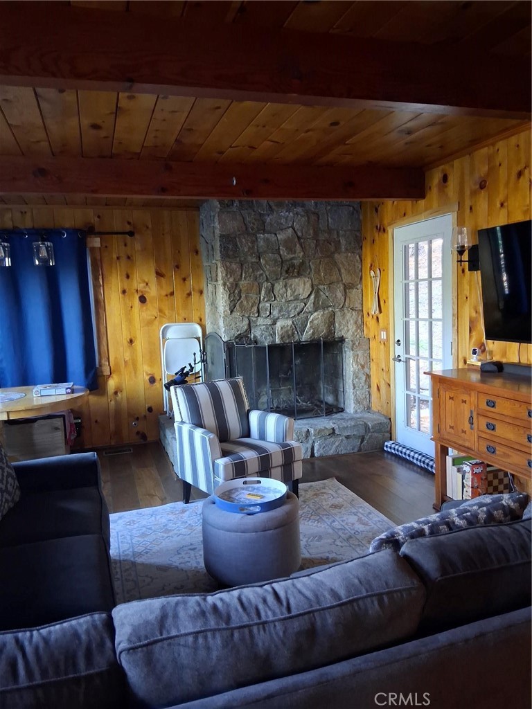 https://media.crmls.org/medias/d6a940bd-3f14-41a0-832e-d6270c508c80.jpg?preset=X-Large