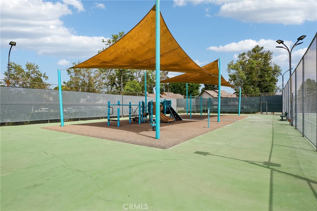 https://media.crmls.org/medias/d6aaffb7-cefd-45fd-8604-42f17cf3350c.jpg?preset=X-Large