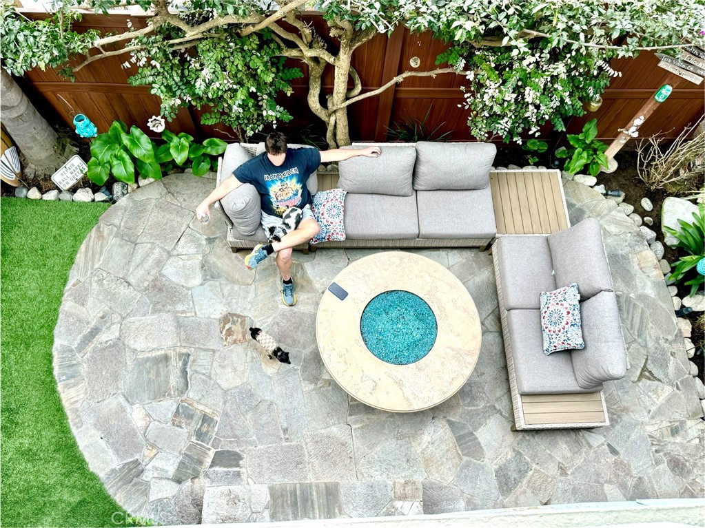 https://media.crmls.org/medias/d6abd62a-1c42-4ad7-b27c-fe62dd9f01be.jpg?preset=X-Large