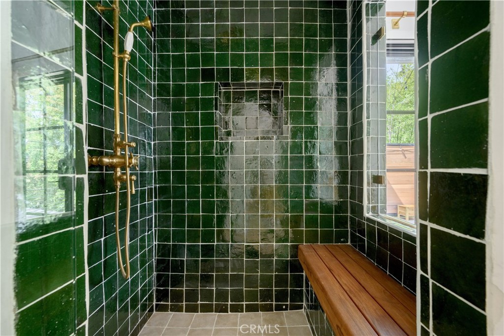 https://media.crmls.org/medias/d6abf8e0-1748-407a-aefb-78ef5fbcb76e.jpg?preset=X-Large