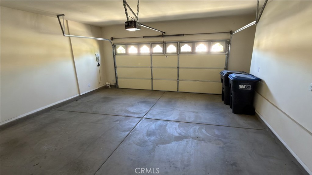https://media.crmls.org/medias/d6ae775f-754e-4aa9-a014-d15900572cc4.jpg?preset=X-Large
