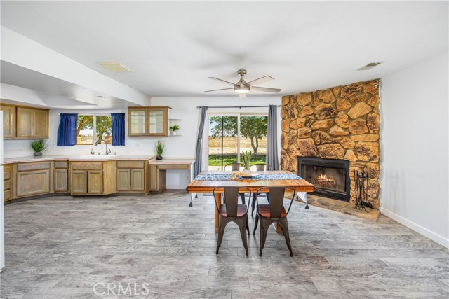 22818 Sitting Bull Road, Apple Valley CA: https://media.crmls.org/medias/d6b2350d-ebd7-496f-a302-7e6a4a305682.jpg