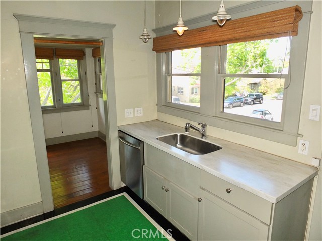 Detail Gallery Image 14 of 24 For 353 Newport Ave, Long Beach,  CA 90814 - 2 Beds | 1 Baths