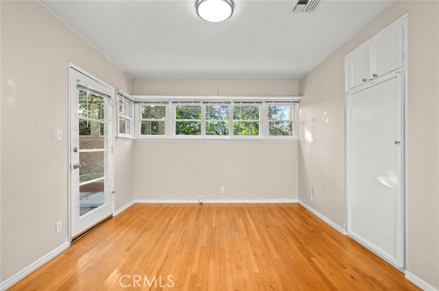 5715 Norwich, Van Nuys CA: https://media.crmls.org/medias/d6b2e8f7-2f50-42e7-8be6-ca8d862dcd7c.jpg