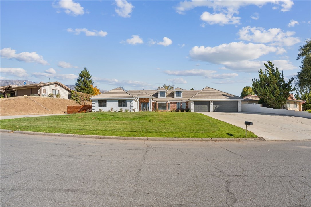 Detail Gallery Image 2 of 38 For 13627 Scenic Crest Dr, Yucaipa,  CA 92399 - 4 Beds | 2/1 Baths