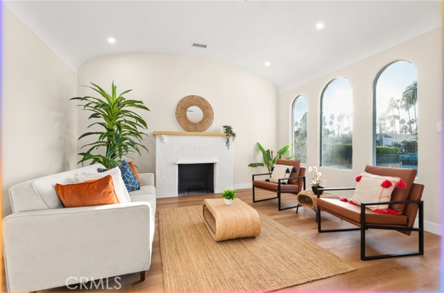 Detail Gallery Image 4 of 37 For 5414 Hillcrest, Los Angeles,  CA 90043 - 3 Beds | 2 Baths