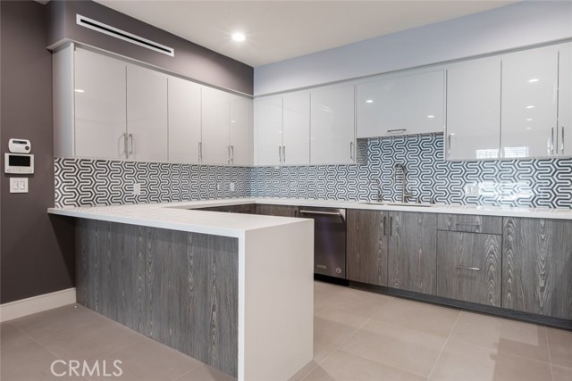 Detail Gallery Image 7 of 21 For 2225 Mira Vista Ave #206,  Montrose,  CA 91020 - 3 Beds | 2 Baths