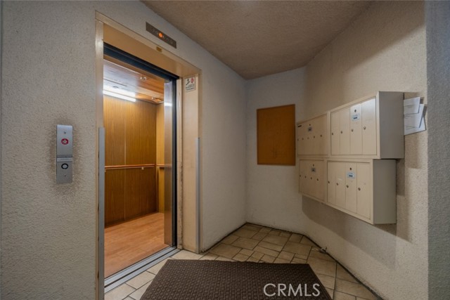 Detail Gallery Image 4 of 28 For 1745 Holly Dr #201,  Glendale,  CA 91206 - 3 Beds | 2 Baths