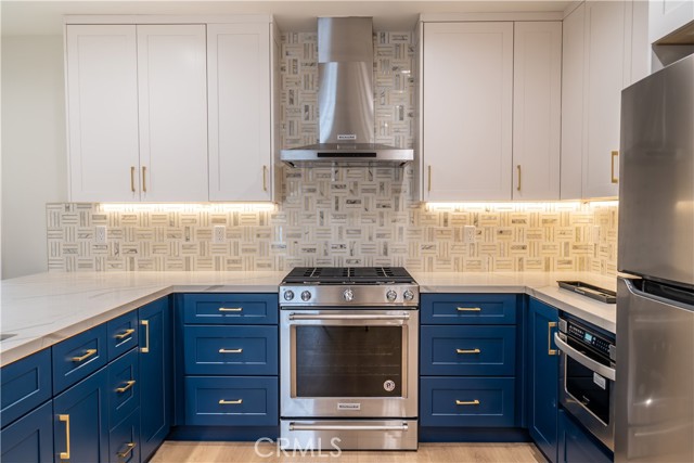 Detail Gallery Image 5 of 73 For 3362 Bellota, Los Angeles,  CA 90027 - 5 Beds | 5 Baths