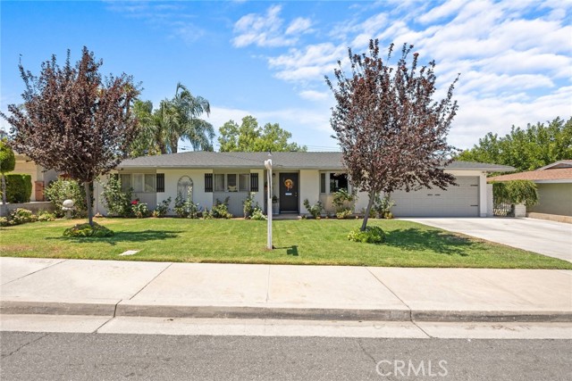 Detail Gallery Image 1 of 1 For 221 Phlox Ave, Redlands,  CA 92373 - 3 Beds | 2 Baths