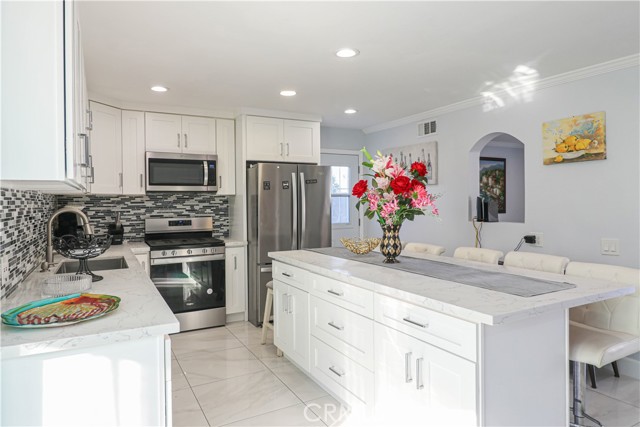 Detail Gallery Image 8 of 29 For 17891 Caledonia, Huntington Beach,  CA 92647 - 5 Beds | 3/2 Baths