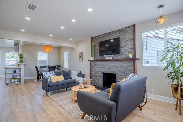 Detail Gallery Image 4 of 38 For 417 E 44th Way, Long Beach,  CA 90807 - 3 Beds | 2 Baths