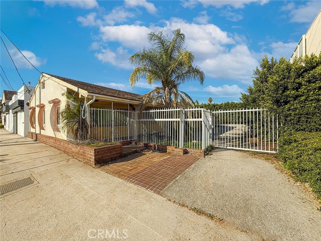 15217 Burbank Boulevard, Van Nuys CA: https://media.crmls.org/medias/d6c726a7-4f5d-4d9f-8363-7b38130c0293.jpg