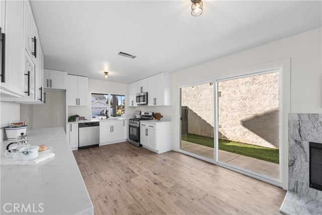 Detail Gallery Image 18 of 54 For 22015 Romar St, Chatsworth,  CA 91311 - 4 Beds | 3 Baths