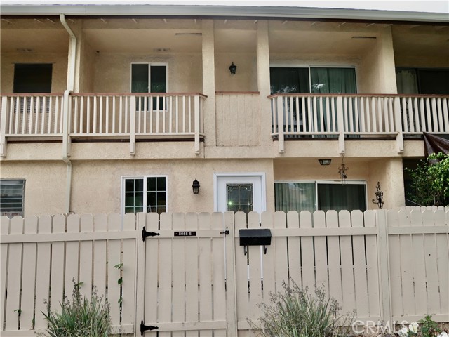 Detail Gallery Image 10 of 37 For 8055 Canby Ave #5,  Reseda,  CA 91335 - 3 Beds | 2/1 Baths
