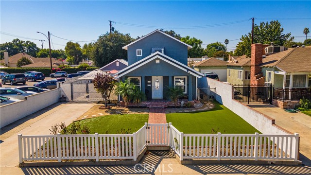 Detail Gallery Image 2 of 45 For 417 N Lamer St, Burbank,  CA 91506 - 5 Beds | 2 Baths