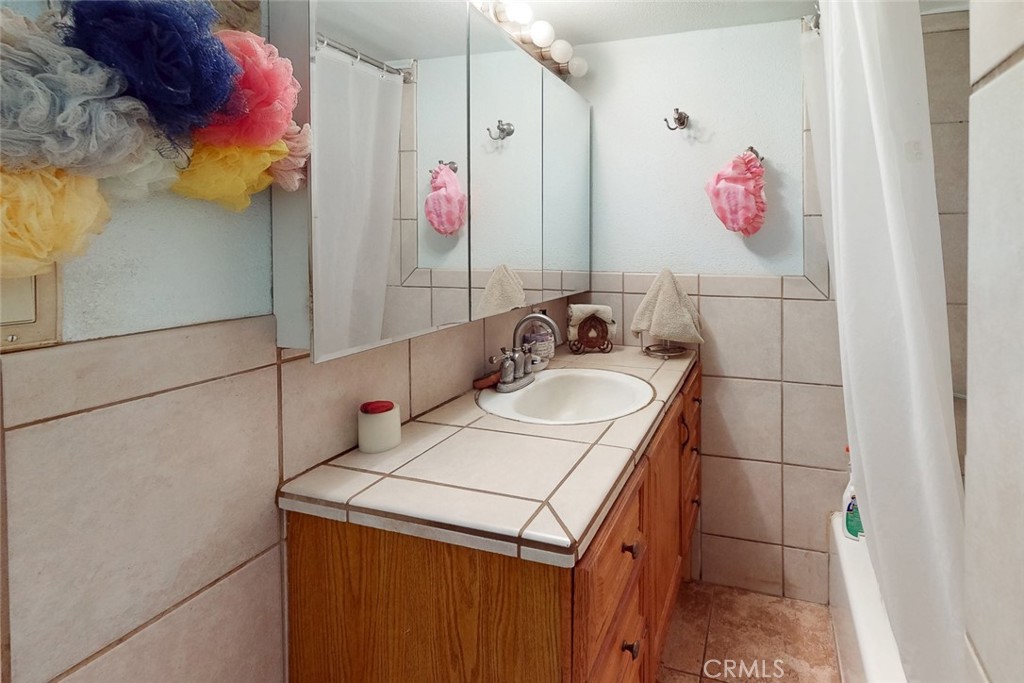 https://media.crmls.org/medias/d6d17e05-1280-4992-b913-2d1ef942739e.jpg?preset=X-Large