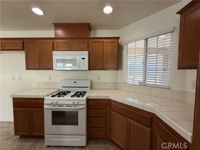 Detail Gallery Image 13 of 33 For 37126 Firethorn St, Palmdale,  CA 93550 - 4 Beds | 2 Baths