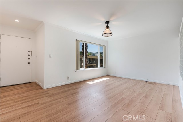 11138 Aqua Vista Street, Studio City CA: https://media.crmls.org/medias/d6d54466-dcdf-4f3a-aba8-6c4fc8644931.jpg