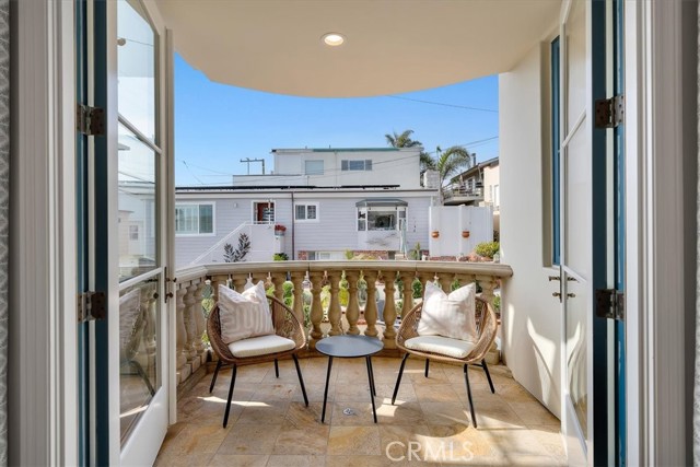 Detail Gallery Image 34 of 69 For 320 32nd St, Manhattan Beach,  CA 90266 - 5 Beds | 4/1 Baths