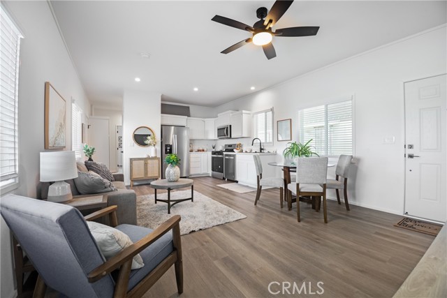 Detail Gallery Image 4 of 14 For 22600 Normandie Ave. #3,  Torrance,  CA 90502 - 2 Beds | 1 Baths