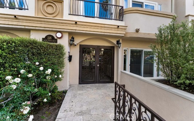 Detail Gallery Image 2 of 21 For 118 S Clark Dr #205,  West Hollywood,  CA 90048 - 3 Beds | 2/1 Baths